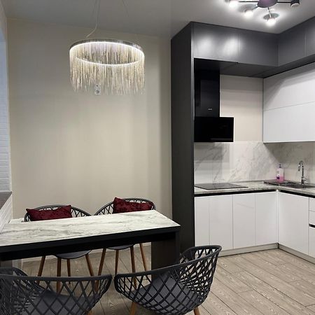 Lux Apartment & Центр,Жк Театральний Rivne Bagian luar foto