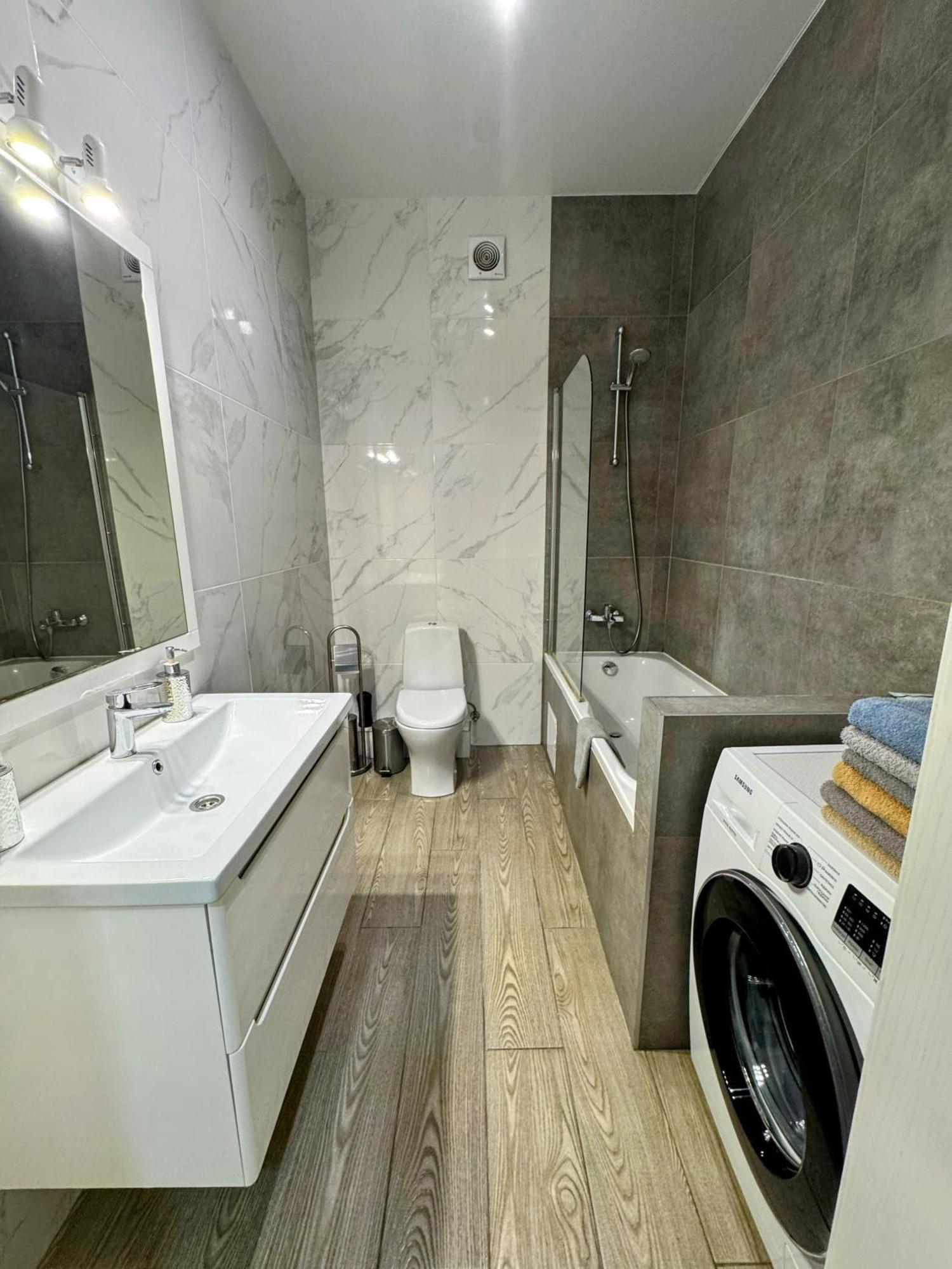 Lux Apartment & Центр,Жк Театральний Rivne Bagian luar foto