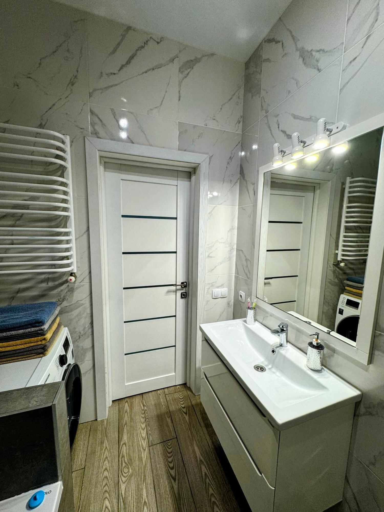 Lux Apartment & Центр,Жк Театральний Rivne Bagian luar foto
